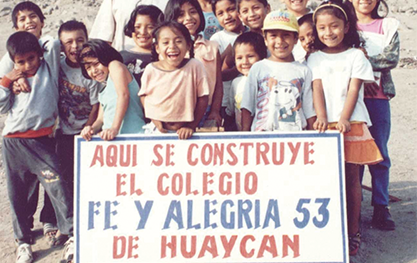 Niños construyendo el colegio Fe y Alegría Huaycán