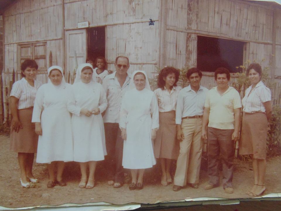 Grupo de fundadores y religiosas