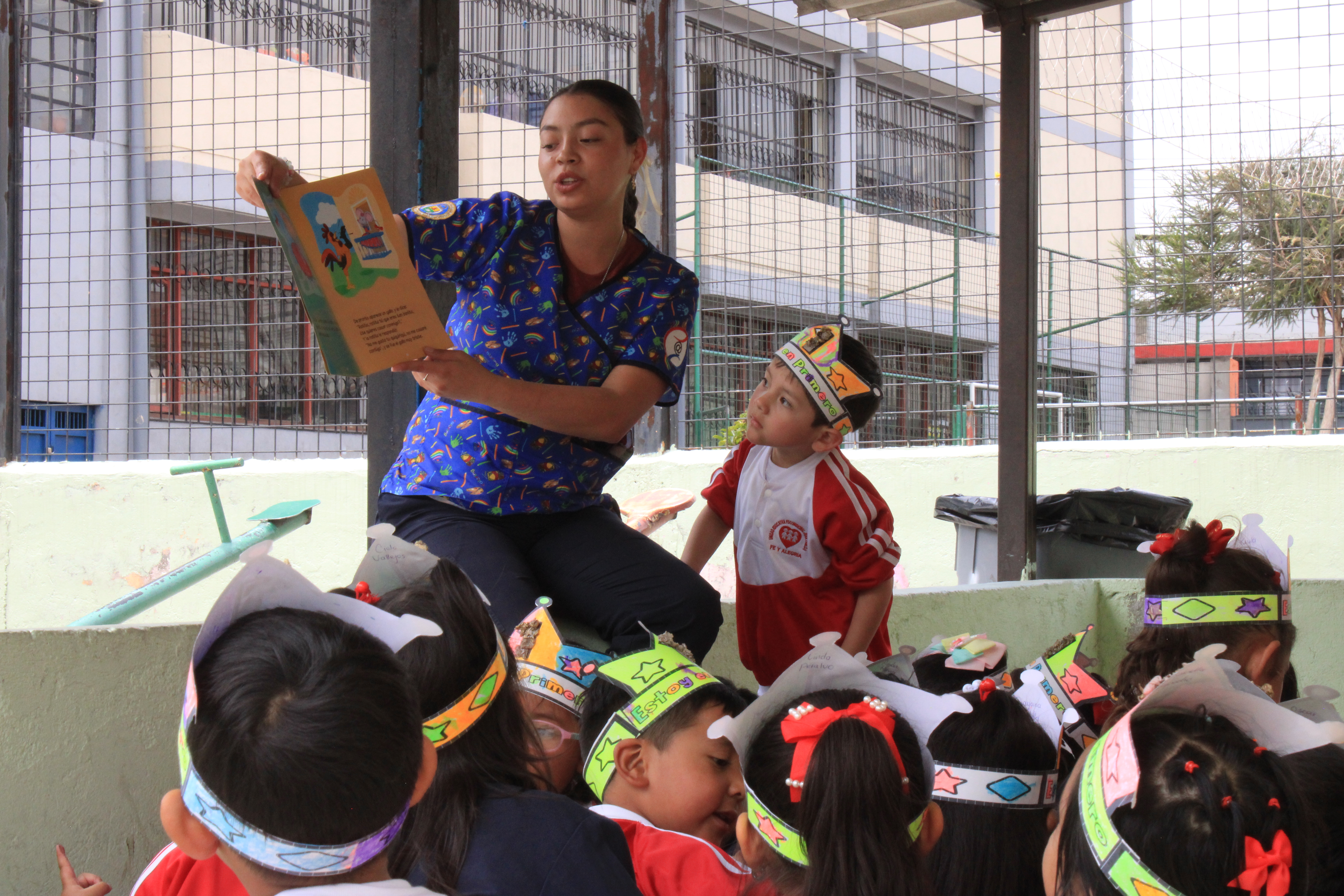 Educadora leyendo con niños en clase