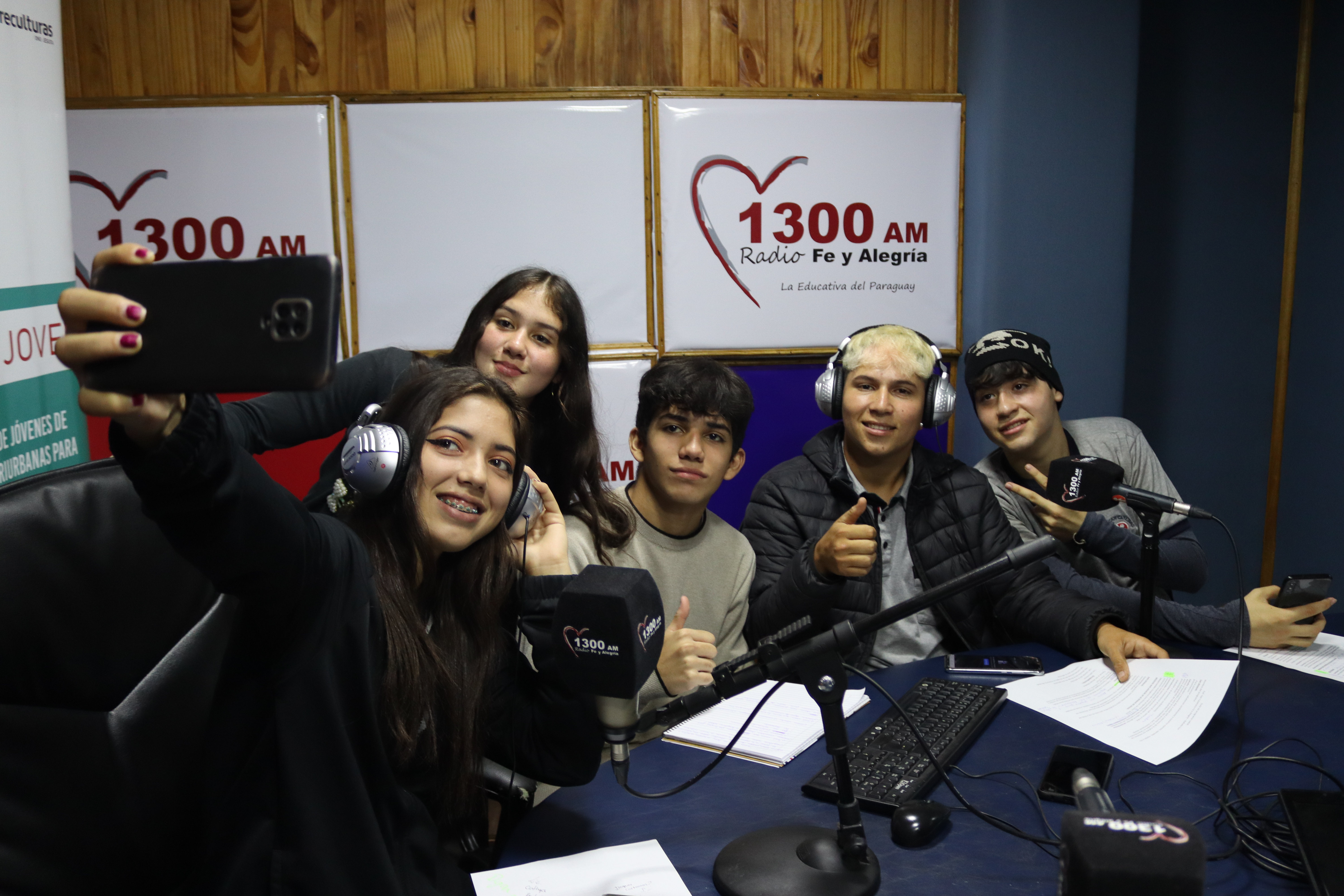 Jóvenes en cabina de radio Fe y Alegría